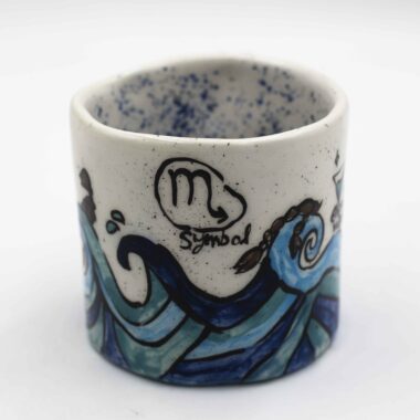 Unique handmade ceramic zodiac mugs, each crafted with artistic detail and vibrant paintings. Every mug features a different zodiac sign, showcasing its ruling planet, favorite flower, element, and symbol. A perfect astrology-inspired gift for horoscope lovers and collectors. Beautiful, functional, and one-of-a-kind ceramic art! Μοναδικές χειροποίητες κεραμικές κούπες ζωδίων, κάθε μία με ξεχωριστή καλλιτεχνική διακόσμηση και ζωηρές ζωγραφιές. Κάθε κούπα απεικονίζει ένα διαφορετικό ζώδιο, με τον κυβερνήτη πλανήτη του, το αγαπημένο του λουλούδι, το στοιχείο και το σύμβολό του. Ένα τέλειο δώρο για λάτρεις της αστρολογίας και συλλέκτες. Όμορφη, χρηστική και μοναδική κεραμική τέχνη!