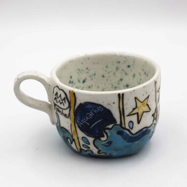 Unique handmade ceramic zodiac mugs, each crafted with artistic detail and vibrant paintings. Every mug features a different zodiac sign, showcasing its ruling planet, favorite flower, element, and symbol. A perfect astrology-inspired gift for horoscope lovers and collectors. Beautiful, functional, and one-of-a-kind ceramic art! Μοναδικές χειροποίητες κεραμικές κούπες ζωδίων, κάθε μία με ξεχωριστή καλλιτεχνική διακόσμηση και ζωηρές ζωγραφιές. Κάθε κούπα απεικονίζει ένα διαφορετικό ζώδιο, με τον κυβερνήτη πλανήτη του, το αγαπημένο του λουλούδι, το στοιχείο και το σύμβολό του. Ένα τέλειο δώρο για λάτρεις της αστρολογίας και συλλέκτες. Όμορφη, χρηστική και μοναδική κεραμική τέχνη!