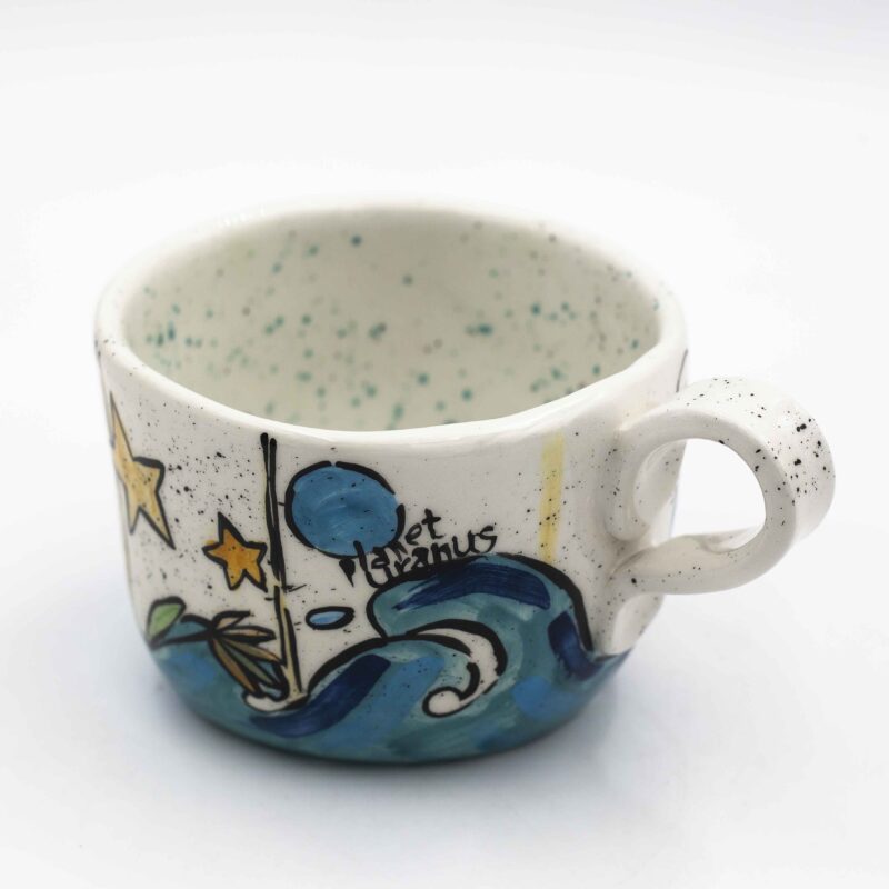 Unique handmade ceramic zodiac mugs, each crafted with artistic detail and vibrant paintings. Every mug features a different zodiac sign, showcasing its ruling planet, favorite flower, element, and symbol. A perfect astrology-inspired gift for horoscope lovers and collectors. Beautiful, functional, and one-of-a-kind ceramic art! Μοναδικές χειροποίητες κεραμικές κούπες ζωδίων, κάθε μία με ξεχωριστή καλλιτεχνική διακόσμηση και ζωηρές ζωγραφιές. Κάθε κούπα απεικονίζει ένα διαφορετικό ζώδιο, με τον κυβερνήτη πλανήτη του, το αγαπημένο του λουλούδι, το στοιχείο και το σύμβολό του. Ένα τέλειο δώρο για λάτρεις της αστρολογίας και συλλέκτες. Όμορφη, χρηστική και μοναδική κεραμική τέχνη!