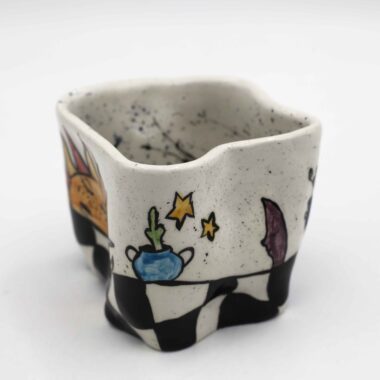 Handmade surreal ceramic mugs with unique artistic shapes, featuring dreamy paintings of ceramic pots, the moon, sun, and stars. A fusion of functionality and fantasy, these celestial-inspired mugs are perfect for lovers of mystical aesthetics and handmade pottery. Each piece is a work of art, bringing cosmic beauty to your daily rituals! Χειροποίητες σουρεαλιστικές κεραμικές κούπες με μοναδικά καλλιτεχνικά σχήματα, διακοσμημένες με ονειρικές ζωγραφιές από κεραμικά αγγεία, το φεγγάρι, τον ήλιο και τα αστέρια. Ένας μαγικός συνδυασμός λειτουργικότητας και φαντασίας, ιδανικός για όσους αγαπούν τη μυστικιστική αισθητική και την κεραμική τέχνη. Κάθε κούπα είναι ένα έργο τέχνης που φέρνει την κοσμική ομορφιά στις καθημερινές σας στιγμές!