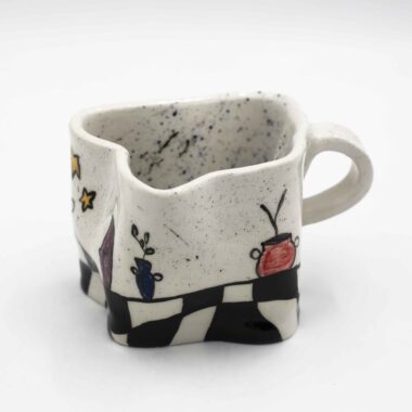 Handmade surreal ceramic mugs with unique artistic shapes, featuring dreamy paintings of ceramic pots, the moon, sun, and stars. A fusion of functionality and fantasy, these celestial-inspired mugs are perfect for lovers of mystical aesthetics and handmade pottery. Each piece is a work of art, bringing cosmic beauty to your daily rituals! Χειροποίητες σουρεαλιστικές κεραμικές κούπες με μοναδικά καλλιτεχνικά σχήματα, διακοσμημένες με ονειρικές ζωγραφιές από κεραμικά αγγεία, το φεγγάρι, τον ήλιο και τα αστέρια. Ένας μαγικός συνδυασμός λειτουργικότητας και φαντασίας, ιδανικός για όσους αγαπούν τη μυστικιστική αισθητική και την κεραμική τέχνη. Κάθε κούπα είναι ένα έργο τέχνης που φέρνει την κοσμική ομορφιά στις καθημερινές σας στιγμές!