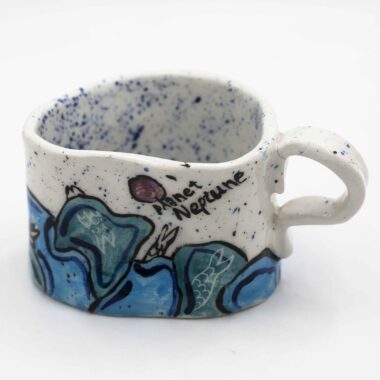 Unique handmade ceramic zodiac mugs, each crafted with artistic detail and vibrant paintings. Every mug features a different zodiac sign, showcasing its ruling planet, favorite flower, element, and symbol. A perfect astrology-inspired gift for horoscope lovers and collectors. Beautiful, functional, and one-of-a-kind ceramic art! Μοναδικές χειροποίητες κεραμικές κούπες ζωδίων, κάθε μία με ξεχωριστή καλλιτεχνική διακόσμηση και ζωηρές ζωγραφιές. Κάθε κούπα απεικονίζει ένα διαφορετικό ζώδιο, με τον κυβερνήτη πλανήτη του, το αγαπημένο του λουλούδι, το στοιχείο και το σύμβολό του. Ένα τέλειο δώρο για λάτρεις της αστρολογίας και συλλέκτες. Όμορφη, χρηστική και μοναδική κεραμική τέχνη!