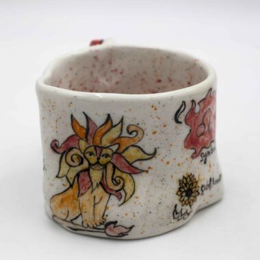 Unique handmade ceramic zodiac mugs, each crafted with artistic detail and vibrant paintings. Every mug features a different zodiac sign, showcasing its ruling planet, favorite flower, element, and symbol. A perfect astrology-inspired gift for horoscope lovers and collectors. Beautiful, functional, and one-of-a-kind ceramic art! Μοναδικές χειροποίητες κεραμικές κούπες ζωδίων, κάθε μία με ξεχωριστή καλλιτεχνική διακόσμηση και ζωηρές ζωγραφιές. Κάθε κούπα απεικονίζει ένα διαφορετικό ζώδιο, με τον κυβερνήτη πλανήτη του, το αγαπημένο του λουλούδι, το στοιχείο και το σύμβολό του. Ένα τέλειο δώρο για λάτρεις της αστρολογίας και συλλέκτες. Όμορφη, χρηστική και μοναδική κεραμική τέχνη!