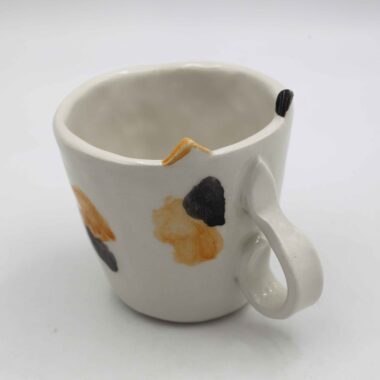 Adorable handmade ceramic cat mugs with a 3D snout and ears, bringing a playful and cozy touch to your coffee or tea time. Designed for cat lovers, these unique mugs combine artistic craftsmanship with functionality, making them the perfect gift or collectible piece. Χαριτωμένες χειροποίητες κεραμικές κούπες γάτας με τρισδιάστατη μουσούδα και αυτιά, που προσθέτουν μια παιχνιδιάρικη και ζεστή πινελιά στον καφέ ή το τσάι σας. Σχεδιασμένες για λάτρεις των γατών, αυτές οι μοναδικές κούπες συνδυάζουν την καλλιτεχνική δημιουργία με την πρακτικότητα, αποτελώντας το τέλειο δώρο ή συλλεκτικό κομμάτι.