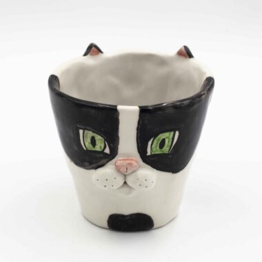 Adorable handmade ceramic cat mugs with a 3D snout and ears, bringing a playful and cozy touch to your coffee or tea time. Designed for cat lovers, these unique mugs combine artistic craftsmanship with functionality, making them the perfect gift or collectible piece. Χαριτωμένες χειροποίητες κεραμικές κούπες γάτας με τρισδιάστατη μουσούδα και αυτιά, που προσθέτουν μια παιχνιδιάρικη και ζεστή πινελιά στον καφέ ή το τσάι σας. Σχεδιασμένες για λάτρεις των γατών, αυτές οι μοναδικές κούπες συνδυάζουν την καλλιτεχνική δημιουργία με την πρακτικότητα, αποτελώντας το τέλειο δώρο ή συλλεκτικό κομμάτι.