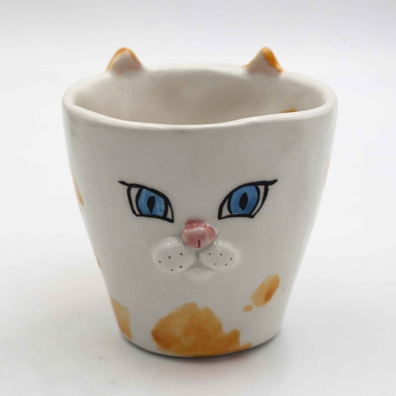 Adorable handmade ceramic cat mugs with a 3D snout and ears, bringing a playful and cozy touch to your coffee or tea time. Designed for cat lovers, these unique mugs combine artistic craftsmanship with functionality, making them the perfect gift or collectible piece. Χαριτωμένες χειροποίητες κεραμικές κούπες γάτας με τρισδιάστατη μουσούδα και αυτιά, που προσθέτουν μια παιχνιδιάρικη και ζεστή πινελιά στον καφέ ή το τσάι σας. Σχεδιασμένες για λάτρεις των γατών, αυτές οι μοναδικές κούπες συνδυάζουν την καλλιτεχνική δημιουργία με την πρακτικότητα, αποτελώντας το τέλειο δώρο ή συλλεκτικό κομμάτι.