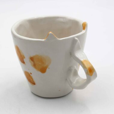 Adorable handmade ceramic cat mugs with a 3D snout and ears, bringing a playful and cozy touch to your coffee or tea time. Designed for cat lovers, these unique mugs combine artistic craftsmanship with functionality, making them the perfect gift or collectible piece. Χαριτωμένες χειροποίητες κεραμικές κούπες γάτας με τρισδιάστατη μουσούδα και αυτιά, που προσθέτουν μια παιχνιδιάρικη και ζεστή πινελιά στον καφέ ή το τσάι σας. Σχεδιασμένες για λάτρεις των γατών, αυτές οι μοναδικές κούπες συνδυάζουν την καλλιτεχνική δημιουργία με την πρακτικότητα, αποτελώντας το τέλειο δώρο ή συλλεκτικό κομμάτι.