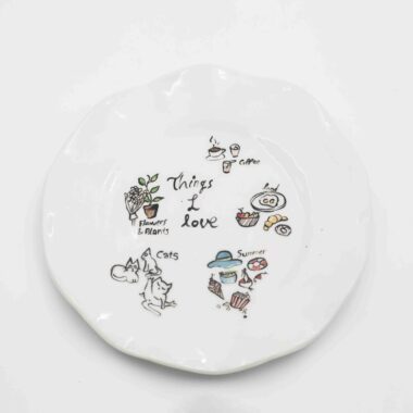 Handmade ceramic plate featuring charming hand-painted designs inspired by favorite things—cats, food, summer, coffee, plants, and flowers. A unique and artistic decorative or serving plate, perfect for adding personality to your table or gifting to a loved one. Χειροποίητο κεραμικό πιάτο με χαριτωμένα ζωγραφισμένα σχέδια εμπνευσμένα από αγαπημένα πράγματα—γάτες, φαγητό, καλοκαίρι, καφέ, φυτά και λουλούδια. Ένα μοναδικό και καλλιτεχνικό πιάτο για διακόσμηση ή σερβίρισμα, ιδανικό για να δώσει χαρακτήρα στο τραπέζι σας ή ως ξεχωριστό δώρο.