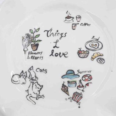 Handmade ceramic plate featuring charming hand-painted designs inspired by favorite things—cats, food, summer, coffee, plants, and flowers. A unique and artistic decorative or serving plate, perfect for adding personality to your table or gifting to a loved one." Greek: "Χειροποίητο κεραμικό πιάτο με χαριτωμένα ζωγραφισμένα σχέδια εμπνευσμένα από αγαπημένα πράγματα—γάτες, φαγητό, καλοκαίρι, καφέ, φυτά και λουλούδια. Ένα μοναδικό και καλλιτεχνικό πιάτο για διακόσμηση ή σερβίρισμα, ιδανικό για να δώσει χαρακτήρα στο τραπέζι σας ή ως ξεχωριστό δώρο.