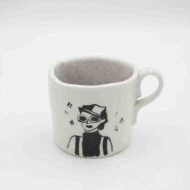 Handmade ceramic mug featuring a famous phrase from a classic Greek TV series, with the character who said it illustrated on the back. A nostalgic and collectible coffee mug, perfect for fans of Greek television and unique gifts. Χειροποίητη κεραμική κούπα με διάσημη ατάκα από κλασική ελληνική τηλεοπτική σειρά και τον χαρακτήρα που την είπε ζωγραφισμένο στο πίσω μέρος. Μια συλλεκτική και νοσταλγική κούπα καφέ, ιδανική για λάτρεις της ελληνικής τηλεόρασης και μοναδικά δώρα.