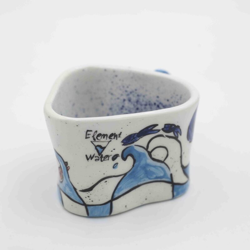 Unique handmade ceramic zodiac mugs, each crafted with artistic detail and vibrant paintings. Every mug features a different zodiac sign, showcasing its ruling planet, favorite flower, element, and symbol. A perfect astrology-inspired gift for horoscope lovers and collectors. Beautiful, functional, and one-of-a-kind ceramic art! Μοναδικές χειροποίητες κεραμικές κούπες ζωδίων, κάθε μία με ξεχωριστή καλλιτεχνική διακόσμηση και ζωηρές ζωγραφιές. Κάθε κούπα απεικονίζει ένα διαφορετικό ζώδιο, με τον κυβερνήτη πλανήτη του, το αγαπημένο του λουλούδι, το στοιχείο και το σύμβολό του. Ένα τέλειο δώρο για λάτρεις της αστρολογίας και συλλέκτες. Όμορφη, χρηστική και μοναδική κεραμική τέχνη!