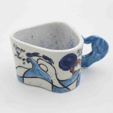 Unique handmade ceramic zodiac mugs, each crafted with artistic detail and vibrant paintings. Every mug features a different zodiac sign, showcasing its ruling planet, favorite flower, element, and symbol. A perfect astrology-inspired gift for horoscope lovers and collectors. Beautiful, functional, and one-of-a-kind ceramic art! Μοναδικές χειροποίητες κεραμικές κούπες ζωδίων, κάθε μία με ξεχωριστή καλλιτεχνική διακόσμηση και ζωηρές ζωγραφιές. Κάθε κούπα απεικονίζει ένα διαφορετικό ζώδιο, με τον κυβερνήτη πλανήτη του, το αγαπημένο του λουλούδι, το στοιχείο και το σύμβολό του. Ένα τέλειο δώρο για λάτρεις της αστρολογίας και συλλέκτες. Όμορφη, χρηστική και μοναδική κεραμική τέχνη!