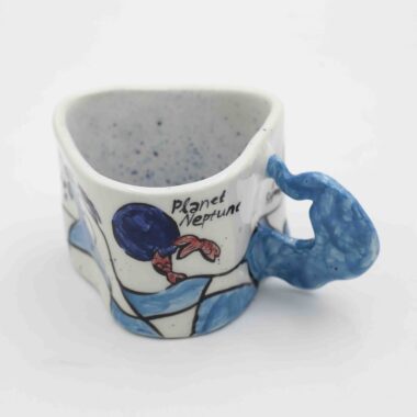 Unique handmade ceramic zodiac mugs, each crafted with artistic detail and vibrant paintings. Every mug features a different zodiac sign, showcasing its ruling planet, favorite flower, element, and symbol. A perfect astrology-inspired gift for horoscope lovers and collectors. Beautiful, functional, and one-of-a-kind ceramic art! Μοναδικές χειροποίητες κεραμικές κούπες ζωδίων, κάθε μία με ξεχωριστή καλλιτεχνική διακόσμηση και ζωηρές ζωγραφιές. Κάθε κούπα απεικονίζει ένα διαφορετικό ζώδιο, με τον κυβερνήτη πλανήτη του, το αγαπημένο του λουλούδι, το στοιχείο και το σύμβολό του. Ένα τέλειο δώρο για λάτρεις της αστρολογίας και συλλέκτες. Όμορφη, χρηστική και μοναδική κεραμική τέχνη!