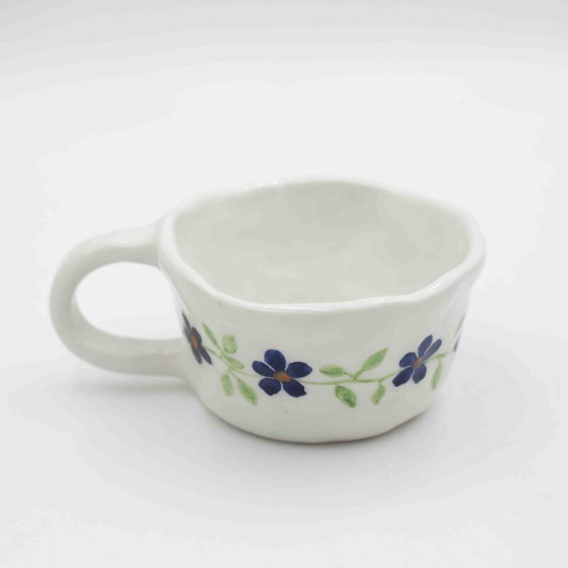 Handmade ceramic mug with messages inside and out, featuring unique floral, fruity, or minimalist designs. A beautifully crafted coffee mug, perfect for everyday use or as a thoughtful gift. Durable, stylish, and ideal for tea or coffee lovers." Greek: "Χειροποίητη κεραμική κούπα με μηνύματα στο εσωτερικό και το εξωτερικό, διακοσμημένη με μοναδικά φλοράλ, φρουτώδη ή minimal σχέδια. Κομψή και ανθεκτική κούπα καφέ, ιδανική για καθημερινή χρήση ή ως ξεχωριστό δώρο για λάτρεις του τσαγιού και του καφέ.