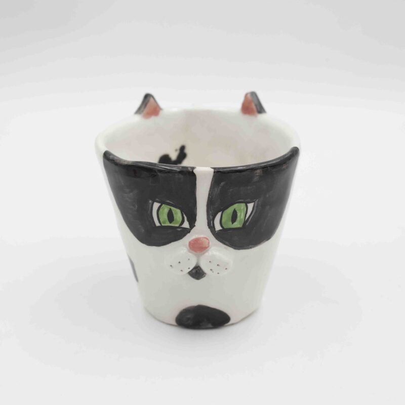 Adorable handmade ceramic cat mugs with a 3D snout and ears, bringing a playful and cozy touch to your coffee or tea time. Designed for cat lovers, these unique mugs combine artistic craftsmanship with functionality, making them the perfect gift or collectible piece. Χαριτωμένες χειροποίητες κεραμικές κούπες γάτας με τρισδιάστατη μουσούδα και αυτιά, που προσθέτουν μια παιχνιδιάρικη και ζεστή πινελιά στον καφέ ή το τσάι σας. Σχεδιασμένες για λάτρεις των γατών, αυτές οι μοναδικές κούπες συνδυάζουν την καλλιτεχνική δημιουργία με την πρακτικότητα, αποτελώντας το τέλειο δώρο ή συλλεκτικό κομμάτι.