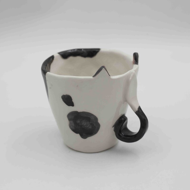 Adorable handmade ceramic cat mugs with a 3D snout and ears, bringing a playful and cozy touch to your coffee or tea time. Designed for cat lovers, these unique mugs combine artistic craftsmanship with functionality, making them the perfect gift or collectible piece. Χαριτωμένες χειροποίητες κεραμικές κούπες γάτας με τρισδιάστατη μουσούδα και αυτιά, που προσθέτουν μια παιχνιδιάρικη και ζεστή πινελιά στον καφέ ή το τσάι σας. Σχεδιασμένες για λάτρεις των γατών, αυτές οι μοναδικές κούπες συνδυάζουν την καλλιτεχνική δημιουργία με την πρακτικότητα, αποτελώντας το τέλειο δώρο ή συλλεκτικό κομμάτι.