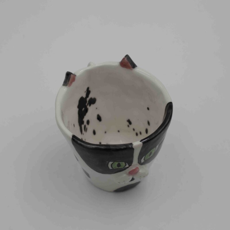 Adorable handmade ceramic cat mugs with a 3D snout and ears, bringing a playful and cozy touch to your coffee or tea time. Designed for cat lovers, these unique mugs combine artistic craftsmanship with functionality, making them the perfect gift or collectible piece. Χαριτωμένες χειροποίητες κεραμικές κούπες γάτας με τρισδιάστατη μουσούδα και αυτιά, που προσθέτουν μια παιχνιδιάρικη και ζεστή πινελιά στον καφέ ή το τσάι σας. Σχεδιασμένες για λάτρεις των γατών, αυτές οι μοναδικές κούπες συνδυάζουν την καλλιτεχνική δημιουργία με την πρακτικότητα, αποτελώντας το τέλειο δώρο ή συλλεκτικό κομμάτι.