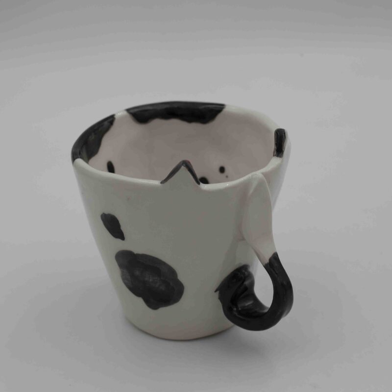 Adorable handmade ceramic cat mugs with a 3D snout and ears, bringing a playful and cozy touch to your coffee or tea time. Designed for cat lovers, these unique mugs combine artistic craftsmanship with functionality, making them the perfect gift or collectible piece. Χαριτωμένες χειροποίητες κεραμικές κούπες γάτας με τρισδιάστατη μουσούδα και αυτιά, που προσθέτουν μια παιχνιδιάρικη και ζεστή πινελιά στον καφέ ή το τσάι σας. Σχεδιασμένες για λάτρεις των γατών, αυτές οι μοναδικές κούπες συνδυάζουν την καλλιτεχνική δημιουργία με την πρακτικότητα, αποτελώντας το τέλειο δώρο ή συλλεκτικό κομμάτι.