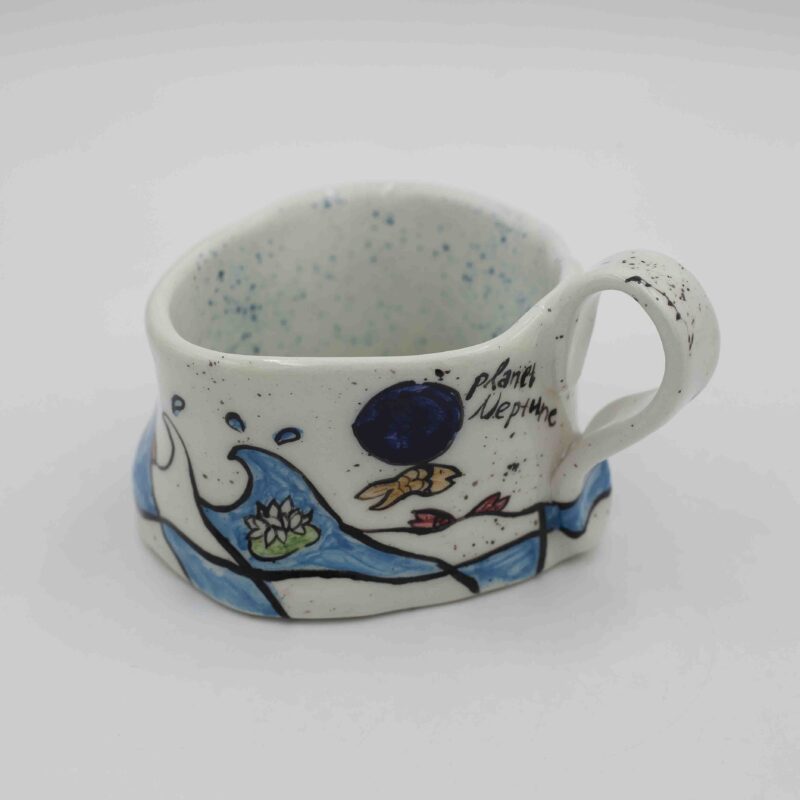 Unique handmade ceramic zodiac mugs, each crafted with artistic detail and vibrant paintings. Every mug features a different zodiac sign, showcasing its ruling planet, favorite flower, element, and symbol. A perfect astrology-inspired gift for horoscope lovers and collectors. Beautiful, functional, and one-of-a-kind ceramic art! Μοναδικές χειροποίητες κεραμικές κούπες ζωδίων, κάθε μία με ξεχωριστή καλλιτεχνική διακόσμηση και ζωηρές ζωγραφιές. Κάθε κούπα απεικονίζει ένα διαφορετικό ζώδιο, με τον κυβερνήτη πλανήτη του, το αγαπημένο του λουλούδι, το στοιχείο και το σύμβολό του. Ένα τέλειο δώρο για λάτρεις της αστρολογίας και συλλέκτες. Όμορφη, χρηστική και μοναδική κεραμική τέχνη!