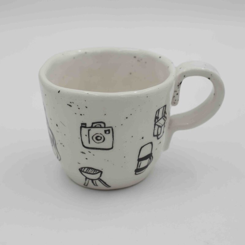 Handmade ceramic mug with messages inside and out, featuring unique floral, fruity, or minimalist designs. A beautifully crafted coffee mug, perfect for everyday use or as a thoughtful gift. Durable, stylish, and ideal for tea or coffee lovers." Greek: "Χειροποίητη κεραμική κούπα με μηνύματα στο εσωτερικό και το εξωτερικό, διακοσμημένη με μοναδικά φλοράλ, φρουτώδη ή minimal σχέδια. Κομψή και ανθεκτική κούπα καφέ, ιδανική για καθημερινή χρήση ή ως ξεχωριστό δώρο για λάτρεις του τσαγιού και του καφέ.