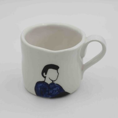 Handmade ceramic mug featuring a famous phrase from a classic Greek TV series, with the character who said it illustrated on the back. A nostalgic and collectible coffee mug, perfect for fans of Greek television and unique gifts. Χειροποίητη κεραμική κούπα με διάσημη ατάκα από κλασική ελληνική τηλεοπτική σειρά και τον χαρακτήρα που την είπε ζωγραφισμένο στο πίσω μέρος. Μια συλλεκτική και νοσταλγική κούπα καφέ, ιδανική για λάτρεις της ελληνικής τηλεόρασης και μοναδικά δώρα.