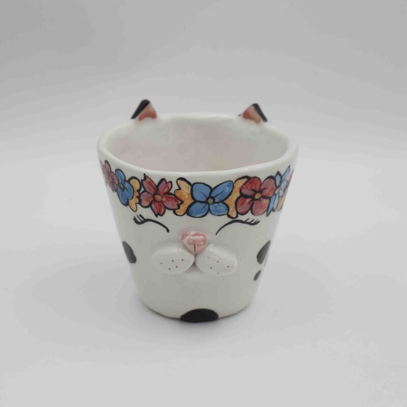 Adorable handmade ceramic cat mugs with a 3D snout and ears, bringing a playful and cozy touch to your coffee or tea time. Designed for cat lovers, these unique mugs combine artistic craftsmanship with functionality, making them the perfect gift or collectible piece. Χαριτωμένες χειροποίητες κεραμικές κούπες γάτας με τρισδιάστατη μουσούδα και αυτιά, που προσθέτουν μια παιχνιδιάρικη και ζεστή πινελιά στον καφέ ή το τσάι σας. Σχεδιασμένες για λάτρεις των γατών, αυτές οι μοναδικές κούπες συνδυάζουν την καλλιτεχνική δημιουργία με την πρακτικότητα, αποτελώντας το τέλειο δώρο ή συλλεκτικό κομμάτι.