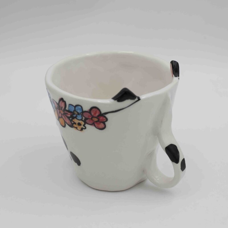 Adorable handmade ceramic cat mugs with a 3D snout and ears, bringing a playful and cozy touch to your coffee or tea time. Designed for cat lovers, these unique mugs combine artistic craftsmanship with functionality, making them the perfect gift or collectible piece. Χαριτωμένες χειροποίητες κεραμικές κούπες γάτας με τρισδιάστατη μουσούδα και αυτιά, που προσθέτουν μια παιχνιδιάρικη και ζεστή πινελιά στον καφέ ή το τσάι σας. Σχεδιασμένες για λάτρεις των γατών, αυτές οι μοναδικές κούπες συνδυάζουν την καλλιτεχνική δημιουργία με την πρακτικότητα, αποτελώντας το τέλειο δώρο ή συλλεκτικό κομμάτι.