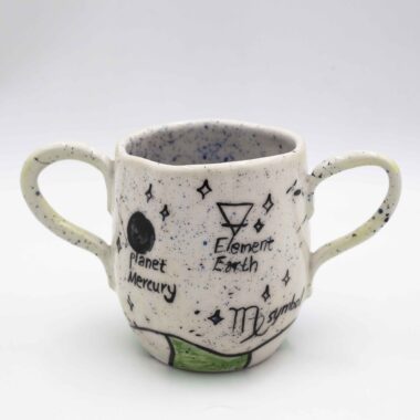 Unique handmade ceramic zodiac mugs, each crafted with artistic detail and vibrant paintings. Every mug features a different zodiac sign, showcasing its ruling planet, favorite flower, element, and symbol. A perfect astrology-inspired gift for horoscope lovers and collectors. Beautiful, functional, and one-of-a-kind ceramic art! Μοναδικές χειροποίητες κεραμικές κούπες ζωδίων, κάθε μία με ξεχωριστή καλλιτεχνική διακόσμηση και ζωηρές ζωγραφιές. Κάθε κούπα απεικονίζει ένα διαφορετικό ζώδιο, με τον κυβερνήτη πλανήτη του, το αγαπημένο του λουλούδι, το στοιχείο και το σύμβολό του. Ένα τέλειο δώρο για λάτρεις της αστρολογίας και συλλέκτες. Όμορφη, χρηστική και μοναδική κεραμική τέχνη!