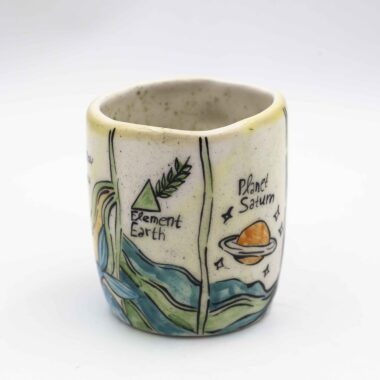 Unique handmade ceramic zodiac mugs, each crafted with artistic detail and vibrant paintings. Every mug features a different zodiac sign, showcasing its ruling planet, favorite flower, element, and symbol. A perfect astrology-inspired gift for horoscope lovers and collectors. Beautiful, functional, and one-of-a-kind ceramic art! Μοναδικές χειροποίητες κεραμικές κούπες ζωδίων, κάθε μία με ξεχωριστή καλλιτεχνική διακόσμηση και ζωηρές ζωγραφιές. Κάθε κούπα απεικονίζει ένα διαφορετικό ζώδιο, με τον κυβερνήτη πλανήτη του, το αγαπημένο του λουλούδι, το στοιχείο και το σύμβολό του. Ένα τέλειο δώρο για λάτρεις της αστρολογίας και συλλέκτες. Όμορφη, χρηστική και μοναδική κεραμική τέχνη!