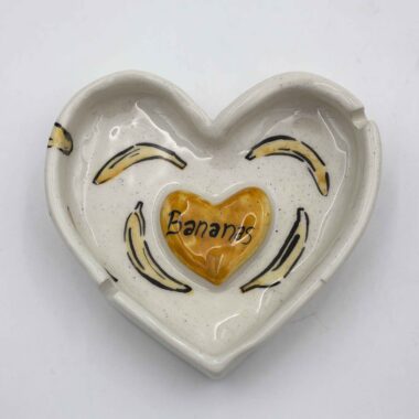 Handmade heart-shaped ceramic ashtrays, designed with love and artistic charm. Each piece features delicate hand-painted details, including cherries, colorful fruits, flowers, and tiny hearts—perfect for Valentine's Day or as a unique decorative accent. A stylish and functional ceramic creation that adds a romantic and playful touch to any space. Χειροποίητα κεραμικά τασάκια σε σχήμα καρδιάς, σχεδιασμένα με αγάπη και καλλιτεχνική φινέτσα. Κάθε κομμάτι διακοσμείται με λεπτεπίλεπτες, ζωγραφισμένες στο χέρι λεπτομέρειες, όπως κεράσια, πολύχρωμα φρούτα, λουλούδια και μικρές καρδιές—ιδανικό για την Ημέρα του Αγίου Βαλεντίνου ή ως μοναδικό διακοσμητικό στοιχείο. Ένα στυλάτο και λειτουργικό κεραμικό δημιούργημα που προσθέτει ρομαντική και παιχνιδιάρικη πινελιά σε κάθε χώρο.