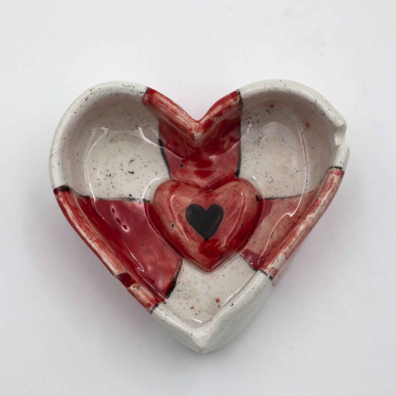 Handmade heart-shaped ceramic ashtrays, designed with love and artistic charm. Each piece features delicate hand-painted details, including cherries, colorful fruits, flowers, and tiny hearts—perfect for Valentine's Day or as a unique decorative accent. A stylish and functional ceramic creation that adds a romantic and playful touch to any space. Χειροποίητα κεραμικά τασάκια σε σχήμα καρδιάς, σχεδιασμένα με αγάπη και καλλιτεχνική φινέτσα. Κάθε κομμάτι διακοσμείται με λεπτεπίλεπτες, ζωγραφισμένες στο χέρι λεπτομέρειες, όπως κεράσια, πολύχρωμα φρούτα, λουλούδια και μικρές καρδιές—ιδανικό για την Ημέρα του Αγίου Βαλεντίνου ή ως μοναδικό διακοσμητικό στοιχείο. Ένα στυλάτο και λειτουργικό κεραμικό δημιούργημα που προσθέτει ρομαντική και παιχνιδιάρικη πινελιά σε κάθε χώρο.