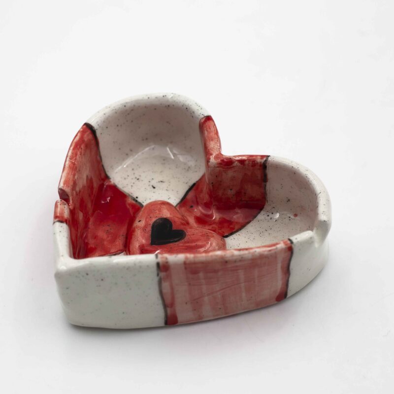 Handmade heart-shaped ceramic ashtrays, designed with love and artistic charm. Each piece features delicate hand-painted details, including cherries, colorful fruits, flowers, and tiny hearts—perfect for Valentine's Day or as a unique decorative accent. A stylish and functional ceramic creation that adds a romantic and playful touch to any space. Χειροποίητα κεραμικά τασάκια σε σχήμα καρδιάς, σχεδιασμένα με αγάπη και καλλιτεχνική φινέτσα. Κάθε κομμάτι διακοσμείται με λεπτεπίλεπτες, ζωγραφισμένες στο χέρι λεπτομέρειες, όπως κεράσια, πολύχρωμα φρούτα, λουλούδια και μικρές καρδιές—ιδανικό για την Ημέρα του Αγίου Βαλεντίνου ή ως μοναδικό διακοσμητικό στοιχείο. Ένα στυλάτο και λειτουργικό κεραμικό δημιούργημα που προσθέτει ρομαντική και παιχνιδιάρικη πινελιά σε κάθε χώρο.