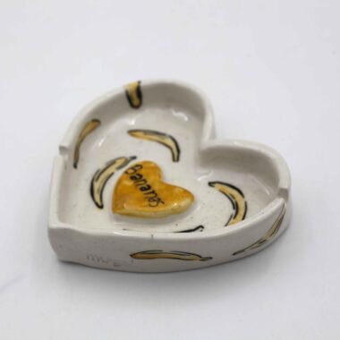 Handmade heart-shaped ceramic ashtrays, designed with love and artistic charm. Each piece features delicate hand-painted details, including cherries, colorful fruits, flowers, and tiny hearts—perfect for Valentine's Day or as a unique decorative accent. A stylish and functional ceramic creation that adds a romantic and playful touch to any space. Χειροποίητα κεραμικά τασάκια σε σχήμα καρδιάς, σχεδιασμένα με αγάπη και καλλιτεχνική φινέτσα. Κάθε κομμάτι διακοσμείται με λεπτεπίλεπτες, ζωγραφισμένες στο χέρι λεπτομέρειες, όπως κεράσια, πολύχρωμα φρούτα, λουλούδια και μικρές καρδιές—ιδανικό για την Ημέρα του Αγίου Βαλεντίνου ή ως μοναδικό διακοσμητικό στοιχείο. Ένα στυλάτο και λειτουργικό κεραμικό δημιούργημα που προσθέτει ρομαντική και παιχνιδιάρικη πινελιά σε κάθε χώρο.