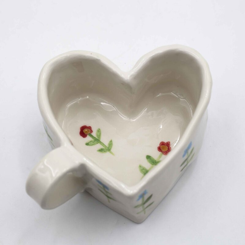 Handmade heart-shaped ceramic mugs, perfect for Valentine's Day and romantic moments. Each mug is decorated with charming hand-painted details, featuring cherries, an array of fruits, delicate flowers, and tiny hearts. A unique and thoughtful gift for loved ones, blending artistic beauty with everyday warmth and love. Χειροποίητες κεραμικές κούπες σε σχήμα καρδιάς, ιδανικές για την Ημέρα του Αγίου Βαλεντίνου και ρομαντικές στιγμές. Κάθε κούπα είναι διακοσμημένη με χαριτωμένες, ζωγραφισμένες στο χέρι λεπτομέρειες, όπως κεράσια, διάφορα φρούτα, λεπτεπίλεπτα λουλούδια και μικρές καρδιές. Ένα μοναδικό και τρυφερό δώρο για τα αγαπημένα σας πρόσωπα, που συνδυάζει την τέχνη με τη ζεστασιά της καθημερινότητας.