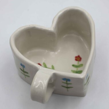 Handmade heart-shaped ceramic mugs, perfect for Valentine's Day and romantic moments. Each mug is decorated with charming hand-painted details, featuring cherries, an array of fruits, delicate flowers, and tiny hearts. A unique and thoughtful gift for loved ones, blending artistic beauty with everyday warmth and love. Χειροποίητες κεραμικές κούπες σε σχήμα καρδιάς, ιδανικές για την Ημέρα του Αγίου Βαλεντίνου και ρομαντικές στιγμές. Κάθε κούπα είναι διακοσμημένη με χαριτωμένες, ζωγραφισμένες στο χέρι λεπτομέρειες, όπως κεράσια, διάφορα φρούτα, λεπτεπίλεπτα λουλούδια και μικρές καρδιές. Ένα μοναδικό και τρυφερό δώρο για τα αγαπημένα σας πρόσωπα, που συνδυάζει την τέχνη με τη ζεστασιά της καθημερινότητας.