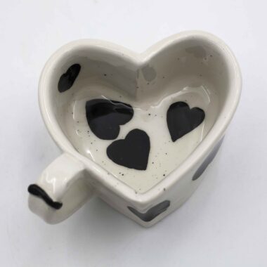 Handmade heart-shaped ceramic mugs, perfect for Valentine's Day and romantic moments. Each mug is decorated with charming hand-painted details, featuring cherries, an array of fruits, delicate flowers, and tiny hearts. A unique and thoughtful gift for loved ones, blending artistic beauty with everyday warmth and love. Χειροποίητες κεραμικές κούπες σε σχήμα καρδιάς, ιδανικές για την Ημέρα του Αγίου Βαλεντίνου και ρομαντικές στιγμές. Κάθε κούπα είναι διακοσμημένη με χαριτωμένες, ζωγραφισμένες στο χέρι λεπτομέρειες, όπως κεράσια, διάφορα φρούτα, λεπτεπίλεπτα λουλούδια και μικρές καρδιές. Ένα μοναδικό και τρυφερό δώρο για τα αγαπημένα σας πρόσωπα, που συνδυάζει την τέχνη με τη ζεστασιά της καθημερινότητας.