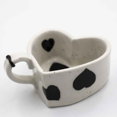 Handmade heart-shaped ceramic mugs, perfect for Valentine's Day and romantic moments. Each mug is decorated with charming hand-painted details, featuring cherries, an array of fruits, delicate flowers, and tiny hearts. A unique and thoughtful gift for loved ones, blending artistic beauty with everyday warmth and love. Χειροποίητες κεραμικές κούπες σε σχήμα καρδιάς, ιδανικές για την Ημέρα του Αγίου Βαλεντίνου και ρομαντικές στιγμές. Κάθε κούπα είναι διακοσμημένη με χαριτωμένες, ζωγραφισμένες στο χέρι λεπτομέρειες, όπως κεράσια, διάφορα φρούτα, λεπτεπίλεπτα λουλούδια και μικρές καρδιές. Ένα μοναδικό και τρυφερό δώρο για τα αγαπημένα σας πρόσωπα, που συνδυάζει την τέχνη με τη ζεστασιά της καθημερινότητας.