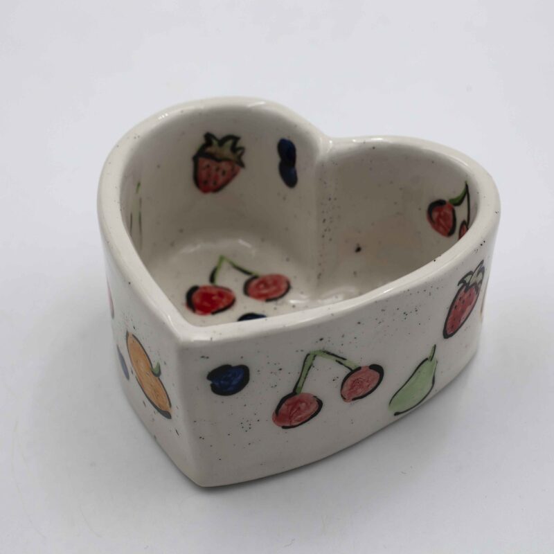 Handmade heart-shaped ceramic mugs, perfect for Valentine's Day and romantic moments. Each mug is decorated with charming hand-painted details, featuring cherries, an array of fruits, delicate flowers, and tiny hearts. A unique and thoughtful gift for loved ones, blending artistic beauty with everyday warmth and love. Χειροποίητες κεραμικές κούπες σε σχήμα καρδιάς, ιδανικές για την Ημέρα του Αγίου Βαλεντίνου και ρομαντικές στιγμές. Κάθε κούπα είναι διακοσμημένη με χαριτωμένες, ζωγραφισμένες στο χέρι λεπτομέρειες, όπως κεράσια, διάφορα φρούτα, λεπτεπίλεπτα λουλούδια και μικρές καρδιές. Ένα μοναδικό και τρυφερό δώρο για τα αγαπημένα σας πρόσωπα, που συνδυάζει την τέχνη με τη ζεστασιά της καθημερινότητας.