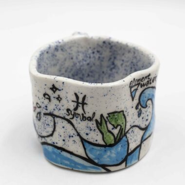 Unique handmade ceramic zodiac mugs, each crafted with artistic detail and vibrant paintings. Every mug features a different zodiac sign, showcasing its ruling planet, favorite flower, element, and symbol. A perfect astrology-inspired gift for horoscope lovers and collectors. Beautiful, functional, and one-of-a-kind ceramic art! Μοναδικές χειροποίητες κεραμικές κούπες ζωδίων, κάθε μία με ξεχωριστή καλλιτεχνική διακόσμηση και ζωηρές ζωγραφιές. Κάθε κούπα απεικονίζει ένα διαφορετικό ζώδιο, με τον κυβερνήτη πλανήτη του, το αγαπημένο του λουλούδι, το στοιχείο και το σύμβολό του. Ένα τέλειο δώρο για λάτρεις της αστρολογίας και συλλέκτες. Όμορφη, χρηστική και μοναδική κεραμική τέχνη!