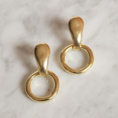 Solstice Circle Bold earrings in brass with dynamic moving design, handmade statement jewelry inspired by celestial cycles. Bold artisan hoops with modern geometric style, affordable wearable art created by Sunny Designs small business.Σκουλαρίκια Solstice Circle Bold από ορείχαλκο με κινούμενο σχέδιο, χειροποίητα statement κοσμήματα εμπνευσμένα από τους ουράνιους κύκλους. Εντυπωσιακοί κρίκοι με μοντέρνο γεωμετρικό στυλ, προσιτά κοσμήματα-έργα τέχνης από τη μικρή επιχείρηση Sunny Designs.