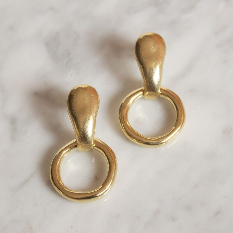 Solstice Circle Bold earrings in brass with dynamic moving design, handmade statement jewelry inspired by celestial cycles. Bold artisan hoops with modern geometric style, affordable wearable art created by Sunny Designs small business.Σκουλαρίκια Solstice Circle Bold από ορείχαλκο με κινούμενο σχέδιο, χειροποίητα statement κοσμήματα εμπνευσμένα από τους ουράνιους κύκλους. Εντυπωσιακοί κρίκοι με μοντέρνο γεωμετρικό στυλ, προσιτά κοσμήματα-έργα τέχνης από τη μικρή επιχείρηση Sunny Designs.
