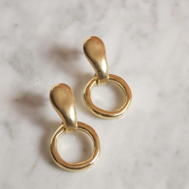 Solstice Circle Bold earrings in brass with dynamic moving design, handmade statement jewelry inspired by celestial cycles. Bold artisan hoops with modern geometric style, affordable wearable art created by Sunny Designs small business.Σκουλαρίκια Solstice Circle Bold από ορείχαλκο με κινούμενο σχέδιο, χειροποίητα statement κοσμήματα εμπνευσμένα από τους ουράνιους κύκλους. Εντυπωσιακοί κρίκοι με μοντέρνο γεωμετρικό στυλ, προσιτά κοσμήματα-έργα τέχνης από τη μικρή επιχείρηση Sunny Designs.