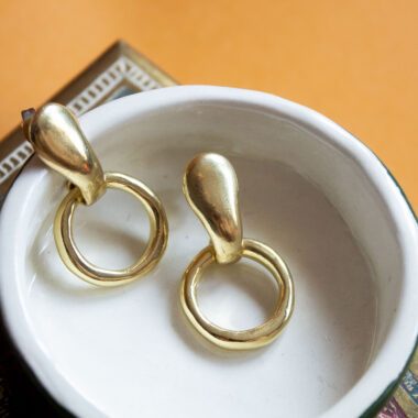 Solstice Circle Bold earrings in brass with dynamic moving design, handmade statement jewelry inspired by celestial cycles. Bold artisan hoops with modern geometric style, affordable wearable art created by Sunny Designs small business.Σκουλαρίκια Solstice Circle Bold από ορείχαλκο με κινούμενο σχέδιο, χειροποίητα statement κοσμήματα εμπνευσμένα από τους ουράνιους κύκλους. Εντυπωσιακοί κρίκοι με μοντέρνο γεωμετρικό στυλ, προσιτά κοσμήματα-έργα τέχνης από τη μικρή επιχείρηση Sunny Designs.