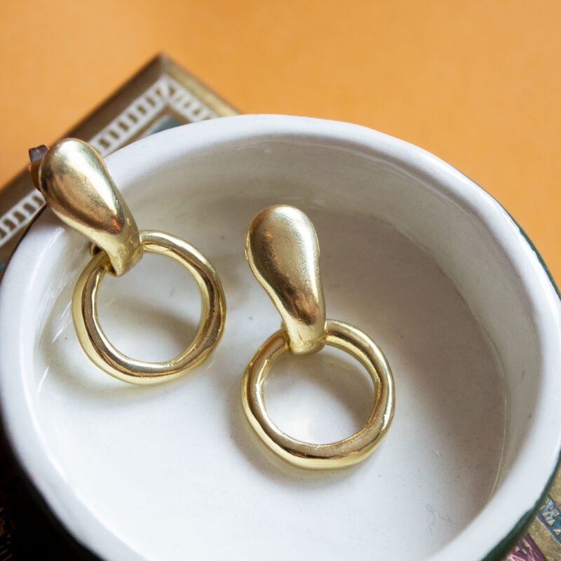 Solstice Circle Bold earrings in brass with dynamic moving design, handmade statement jewelry inspired by celestial cycles. Bold artisan hoops with modern geometric style, affordable wearable art created by Sunny Designs small business.Σκουλαρίκια Solstice Circle Bold από ορείχαλκο με κινούμενο σχέδιο, χειροποίητα statement κοσμήματα εμπνευσμένα από τους ουράνιους κύκλους. Εντυπωσιακοί κρίκοι με μοντέρνο γεωμετρικό στυλ, προσιτά κοσμήματα-έργα τέχνης από τη μικρή επιχείρηση Sunny Designs.