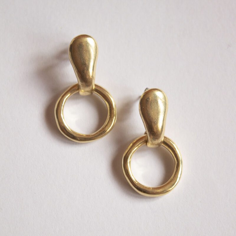 Solstice Circle Bold earrings in brass with dynamic moving design, handmade statement jewelry inspired by celestial cycles. Bold artisan hoops with modern geometric style, affordable wearable art created by Sunny Designs small business.Σκουλαρίκια Solstice Circle Bold από ορείχαλκο με κινούμενο σχέδιο, χειροποίητα statement κοσμήματα εμπνευσμένα από τους ουράνιους κύκλους. Εντυπωσιακοί κρίκοι με μοντέρνο γεωμετρικό στυλ, προσιτά κοσμήματα-έργα τέχνης από τη μικρή επιχείρηση Sunny Designs.