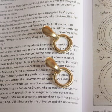 Solstice Circle Bold earrings in brass with dynamic moving design, handmade statement jewelry inspired by celestial cycles. Bold artisan hoops with modern geometric style, affordable wearable art created by Sunny Designs small business.Σκουλαρίκια Solstice Circle Bold από ορείχαλκο με κινούμενο σχέδιο, χειροποίητα statement κοσμήματα εμπνευσμένα από τους ουράνιους κύκλους. Εντυπωσιακοί κρίκοι με μοντέρνο γεωμετρικό στυλ, προσιτά κοσμήματα-έργα τέχνης από τη μικρή επιχείρηση Sunny Designs.