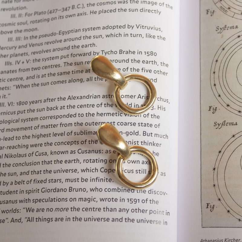 Solstice Circle Bold earrings in brass with dynamic moving design, handmade statement jewelry inspired by celestial cycles. Bold artisan hoops with modern geometric style, affordable wearable art created by Sunny Designs small business.Σκουλαρίκια Solstice Circle Bold από ορείχαλκο με κινούμενο σχέδιο, χειροποίητα statement κοσμήματα εμπνευσμένα από τους ουράνιους κύκλους. Εντυπωσιακοί κρίκοι με μοντέρνο γεωμετρικό στυλ, προσιτά κοσμήματα-έργα τέχνης από τη μικρή επιχείρηση Sunny Designs.