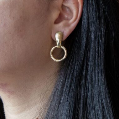 Solstice Circle Bold earrings in brass with dynamic moving design, handmade statement jewelry inspired by celestial cycles. Bold artisan hoops with modern geometric style, affordable wearable art created by Sunny Designs small business.Σκουλαρίκια Solstice Circle Bold από ορείχαλκο με κινούμενο σχέδιο, χειροποίητα statement κοσμήματα εμπνευσμένα από τους ουράνιους κύκλους. Εντυπωσιακοί κρίκοι με μοντέρνο γεωμετρικό στυλ, προσιτά κοσμήματα-έργα τέχνης από τη μικρή επιχείρηση Sunny Designs.