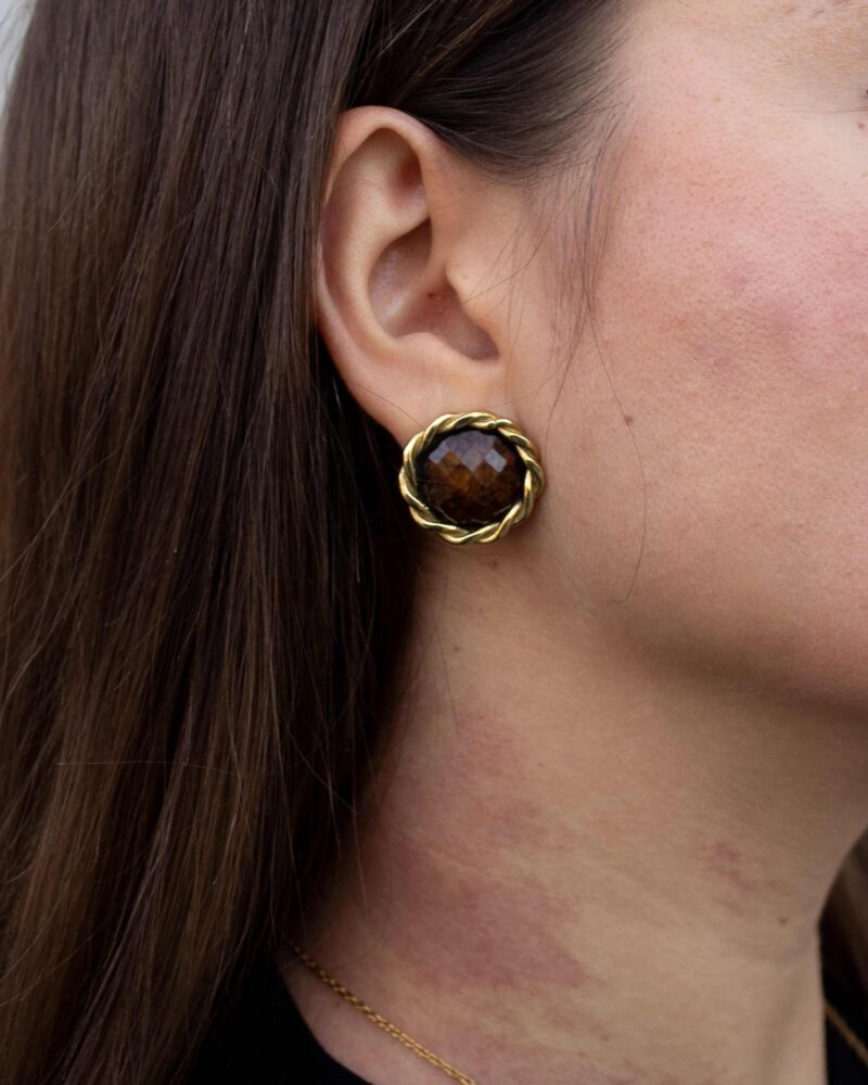 Eterna Earrings - Braided stud earrings with stone in the middle (vintage style) Keywords: Eterna earrings, braided stud earrings, vintage style earrings, stone stud earrings, handmade earrings, silver 925 earrings, Sunny Designs jewelry, gift for her, unique earrings Eterna Σκουλαρίκια - Πλεξούδα καρφωτά σκουλαρίκια με πέτρα στο κέντρο (ρετρό στυλ) Λέξεις-κλειδιά: Eterna σκουλαρίκια, πλεξούδα καρφωτά σκουλαρίκια, ρετρό στυλ σκουλαρίκια, σκουλαρίκια με πέτρα, χειροποίητα σκουλαρίκια, ασημένια 925 σκουλαρίκια, Sunny Designs κοσμήματα, δώρο για γυναίκα, μοναδικά σκουλαρίκια