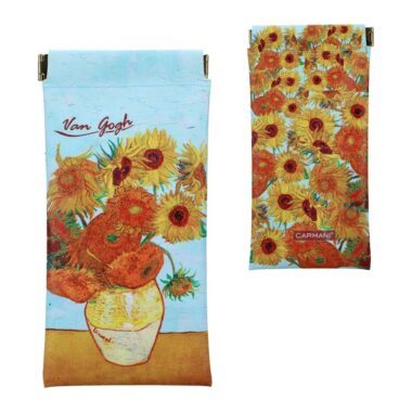 Soft eyeglass case with Van Gogh's "Sunflowers" artwork – artistic protection for your glasses.Van Gogh eyeglass case, Sunflowers soft case, artistic eyewear case, Carmani accessories, protective glasses case, stylish eyeglass holder, Van Gogh gifts, unique eyeglass case, art-inspired eyewear protection, gift ideas for art lovers. Μαλακή θήκη γυαλιών με το έργο "Ηλιοτρόπια" του Βαν Γκογκ – καλλιτεχνική προστασία για τα γυαλιά σας. θήκη γυαλιών Βαν Γκογκ, μαλακή θήκη γυαλιών Ηλιοτρόπια, καλλιτεχνική θήκη για γυαλιά, αξεσουάρ Carmani, προστατευτική θήκη γυαλιών, κομψή θήκη για γυαλιά, δώρα με τέχνη, μοναδικά αξεσουάρ, θήκες γυαλιών για λάτρεις της τέχνης